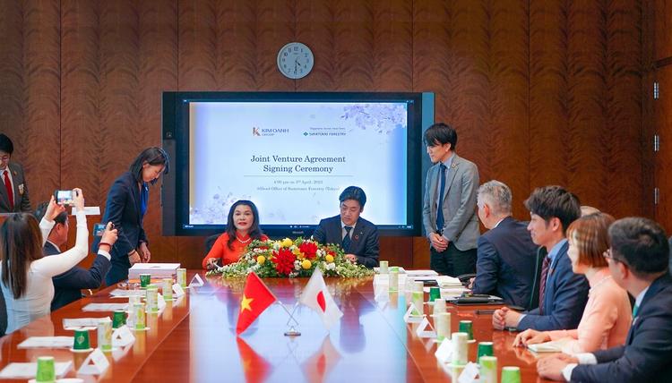 Bà Đặng Thị Kim Oanh – Chủ tịch HĐQT Kim Oanh Group và ông Kenji Inui – Giám đốc Điều hành, Phó Giám đốc Khối Nhà ở, Xây dựng và Bất động sản toàn cầu Tập đoàn Sumitomo Forestry thực hiện nghi thức ký kết hợp tác chiến lược.
