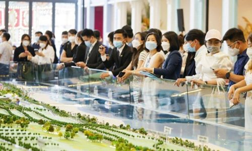 Nhà đất giảm giá 50%, người mua vẫn chờ ‘bắt đáy’