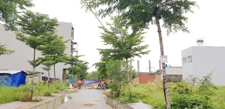 Tâm lý chờ đợi giá giảm thêm và khó sử dụng đòn bẩy tín dụng là yếu tố khiến nhà đầu tư chưa tham gia thị trường.